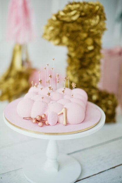 Rosa Kuchen mit goldenen Dekorationen