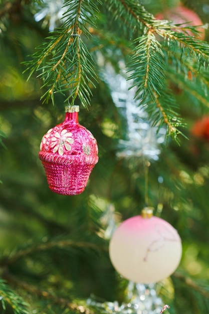 Rosa Kugel und Hausweihnachtsdekoration