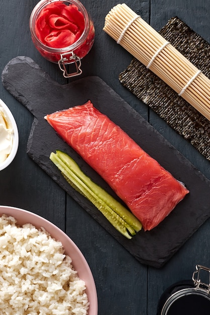 Rosa Lachs auf einem Stein-Servierbrett mit Gurken