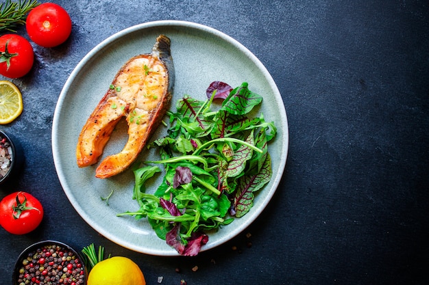 rosa Lachssteak gebraten und Salat