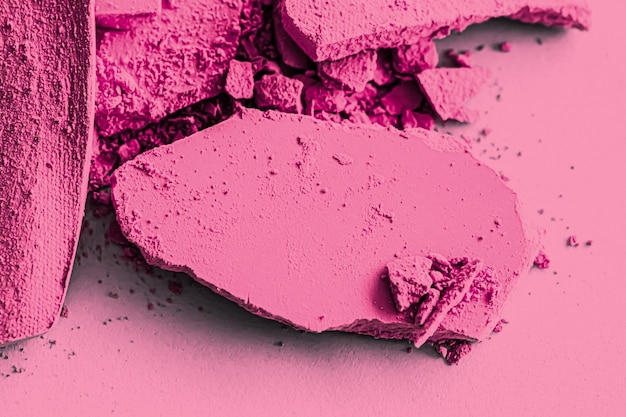 Rosa Lidschattenpuder als Make-up-Palette, Nahaufnahme, zerkleinerte Kosmetik und Schönheitstextur