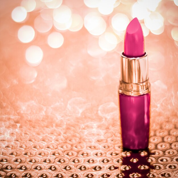 Rosa Lippenstift auf Roségold Weihnachten, Neujahr und Valentinstag Urlaub Glitter Hintergrund Make-up und Kosmetikprodukt für Luxus-Beauty-Marke