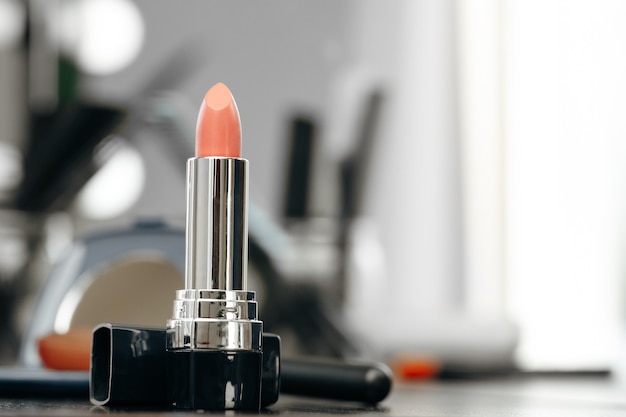 Rosa Lippenstift auf Schminktisch schließen oben