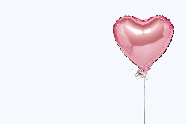 Foto rosa luftballonherzform auf einer weißen oberfläche