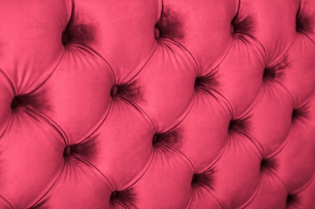 Rosa Luxus-Velours-Steppsofa mit Knöpfen, elegante Wohnkultur, Textur und Hintergrund