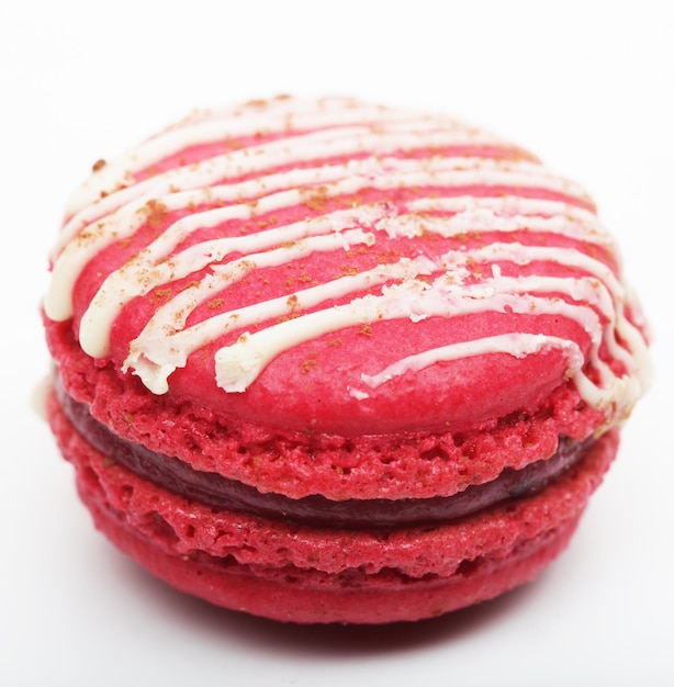 Rosa Macaron-Kuchen auf weißem Hintergrund