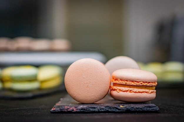 Rosa Macarons auf dem Brett