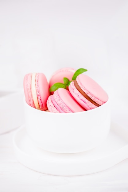 Rosa Macarons in der weißen Tasse