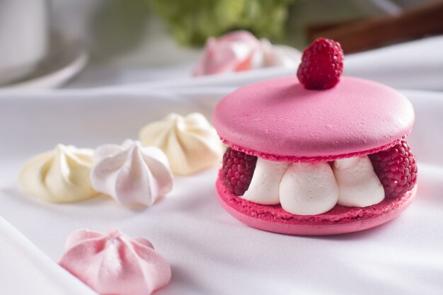 Rosa Macarons mit Vanillecreme, frische Himbeeren