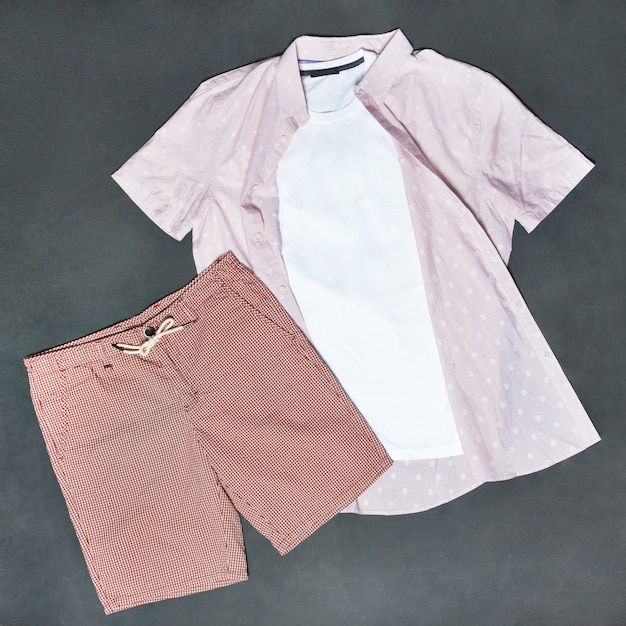 Rosa Mann T-Shirt und Shorts