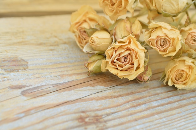 Rosa marchita sobre fondo de madera