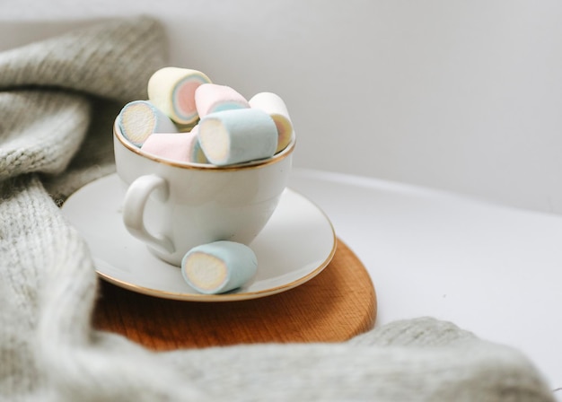 Rosa Marshmallow in der Tasse auf weichem Hintergrund