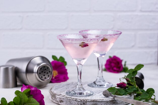 Rosa Martini-Cocktail mit Rosensirup