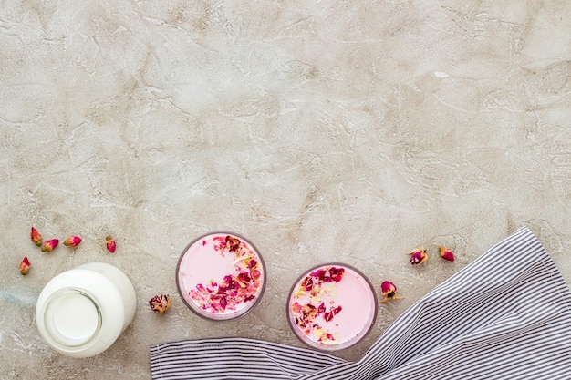 Foto rosa matcha latte kaffee oder tee mit milchdraufsicht