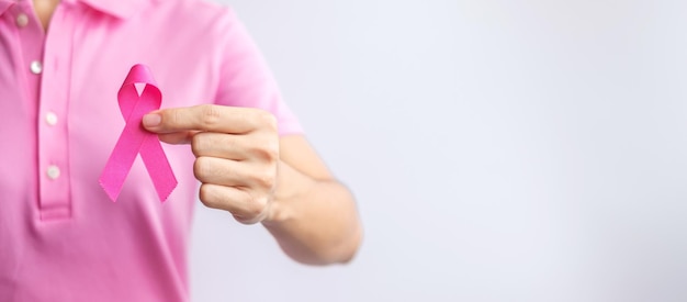 Rosa mes de concientización sobre el cáncer de mama de octubre mujer mano sujetar cinta rosa y usar camisa para apoyar la vida y la enfermedad de las personas Mes nacional de sobrevivientes de cáncer Concepto del día de la madre y el cáncer mundial