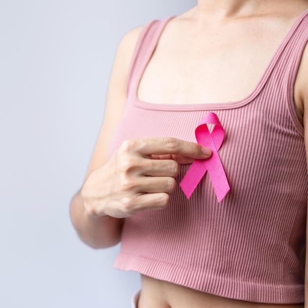 Rosa mes de concientización sobre el cáncer de mama de octubre mujer mano sujetar cinta rosa y usar camisa para apoyar la vida y la enfermedad de las personas Mes nacional de sobrevivientes de cáncer Concepto del día de la madre y el cáncer mundial