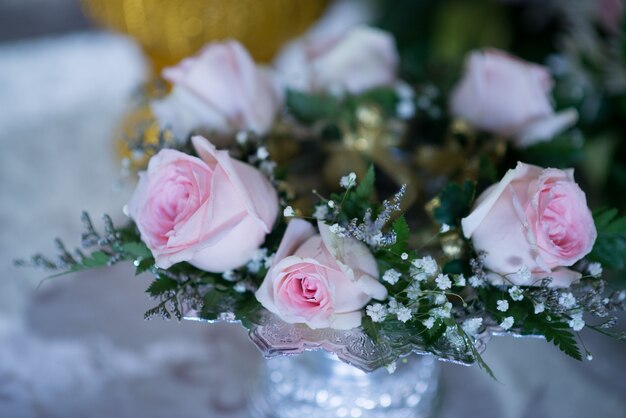 Rosa de la novia y el novio Para el cofre Hermosa iglesia Para ceremonia de boda - Imágenes