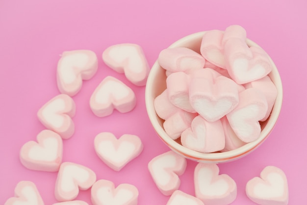 Foto rosa ouve marshmallow, corações de doces de marshmallow no fundo rosa