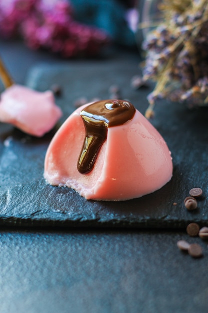 Rosa Panna Cotta Gelee süße Dessertbeere