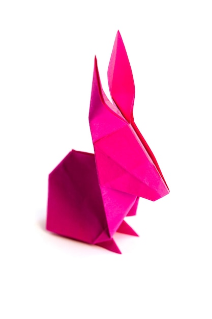 Rosa Papierkaninchen-Origami lokalisiert auf einem weißen Hintergrund