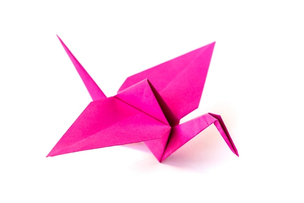 Rosa Papierkranich-Origami lokalisiert auf einem weißen Hintergrund