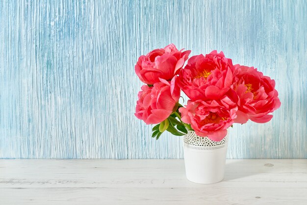 Rosa Pfingstrosenblumenstrauß im weißen Vase