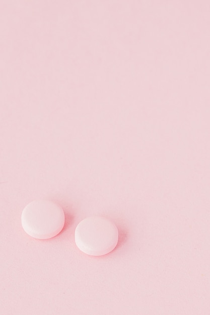 Rosa Pillen auf einem rosa Hintergrund, Kopierraum.