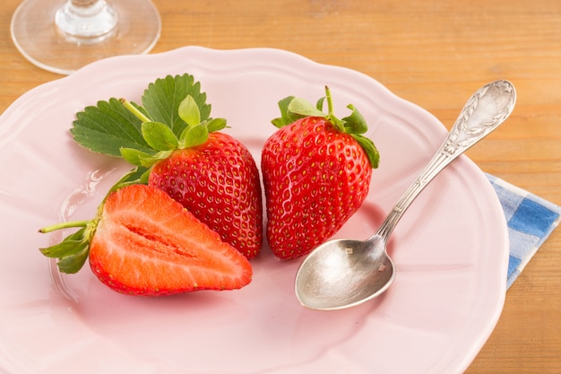 Rosa Platte der Weinlese mit Erdbeeren