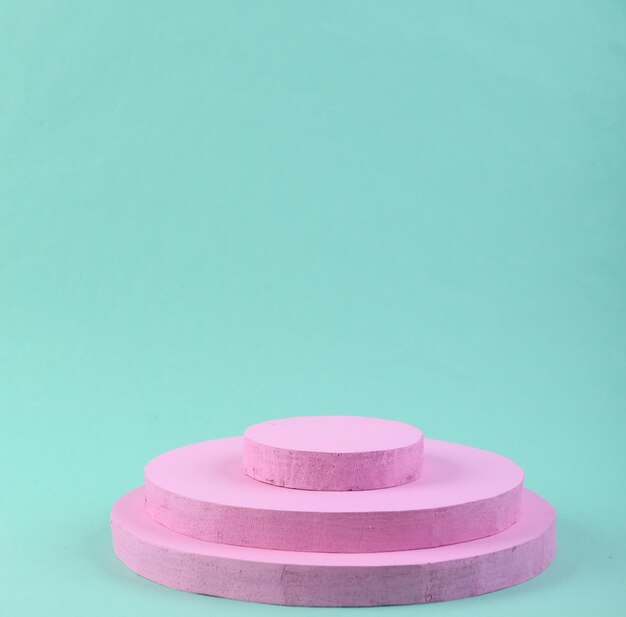 Rosa Podium auf blauem Boden Plattformen für die Produktpräsentation mock up Hintergrund Abstrakte Komposition in minimalistischem Design Pastellfarben Trend Geometrische Formen