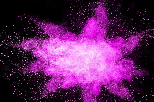 Rosa Pulverexplosion auf schwarzem Hintergrund.