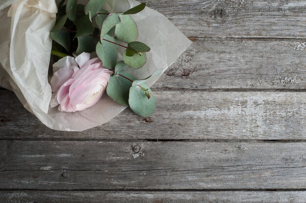 Rosa Ranunculus auf hölzernem Hintergrund