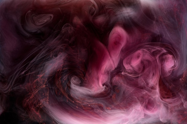 Rosa Rauch auf schwarzem Tintenhintergrund, bunter Nebel, abstrakte wirbelnde Berührung des Ozeans, Acrylfarbenpigment unter Wasser