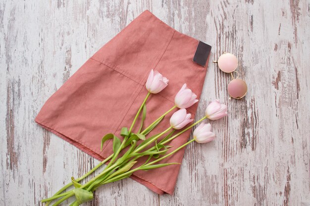 Rosa Rock, Brille und rosa Tulpen