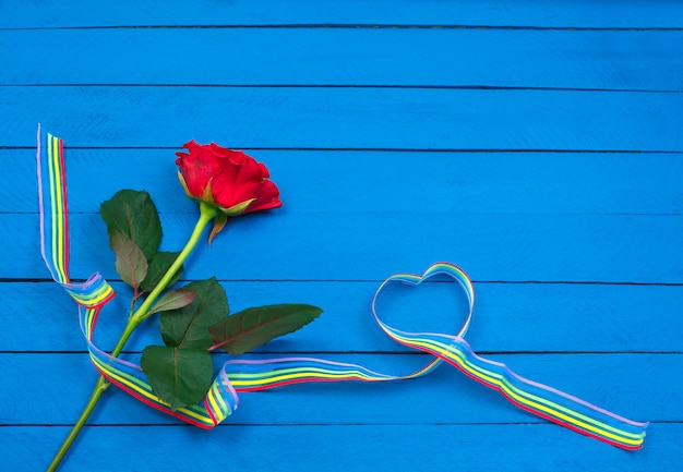 Foto rosa roja y cinta en forma de corazón