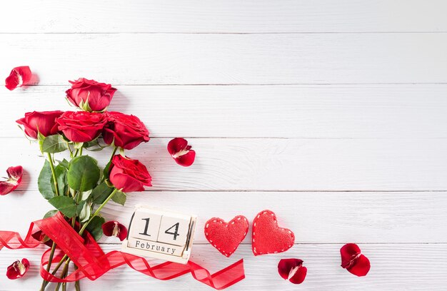 Foto una rosa roja en la mesa.