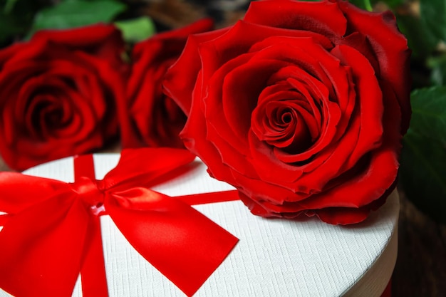 Rosa roja sobre un fondo de madera regalo de San Valentín enfoque selectivo