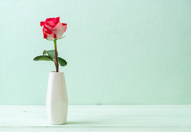 rosa roja sobre madera