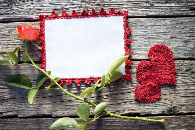 Rosa roja sobre tablero de madera