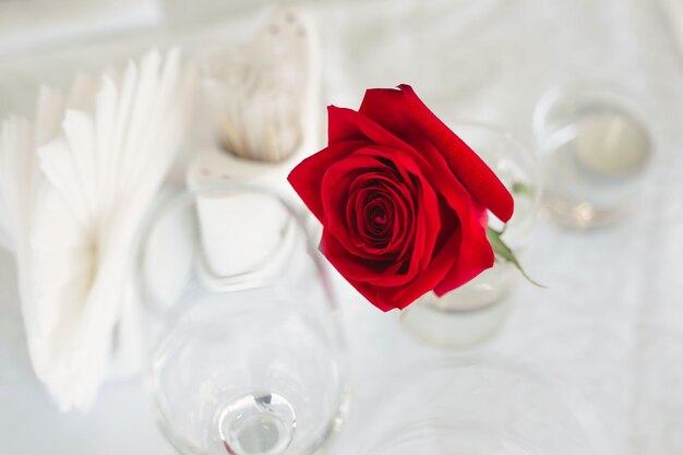 Rosa roja en un vaso Sirviendo la mesa de la boda en el restaurante