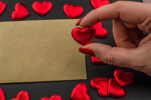 Rosa del rojo y corazones del día de tarjetas del día de San Valentín en la madera. copia espacio para texto