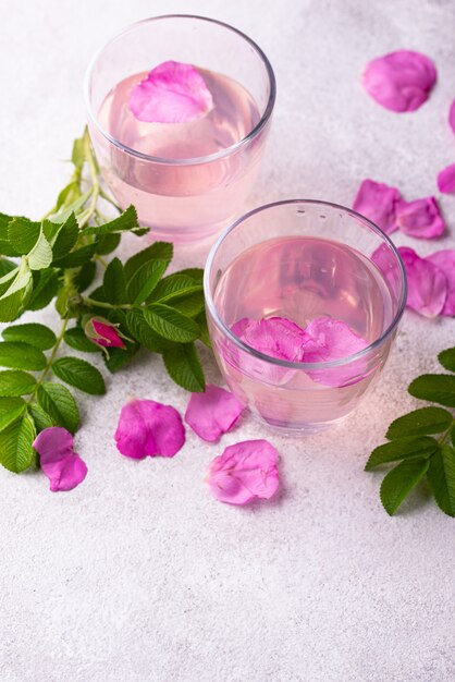 Rosa rosa agua con pétalos y hojas