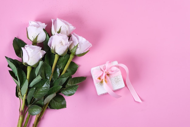 Rosa rosa y caja de regalo blanca con cinta rosa