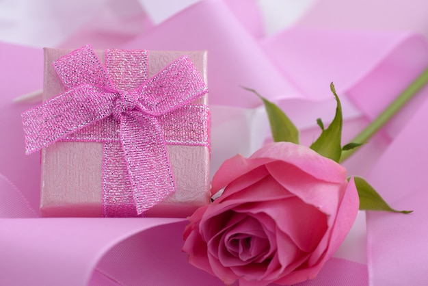 Rosa rosa y una caja de regalo, fondo del día de San Valentín