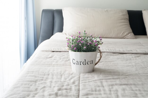 Rosa rosa flor en cama blanca en la habitación de la cama.