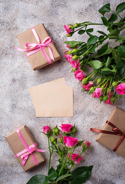 Rosa Rosen, Geschenkboxen und Grußkarte