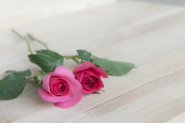 Rosa Rosen im Valentinstag, romantischer Hintergrund (Vintage-Effekt)