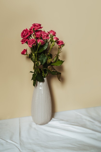 Foto rosa rosen in einer vase