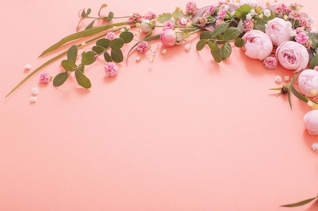 Rosa Rosen mit Blättern auf Papierhintergrund