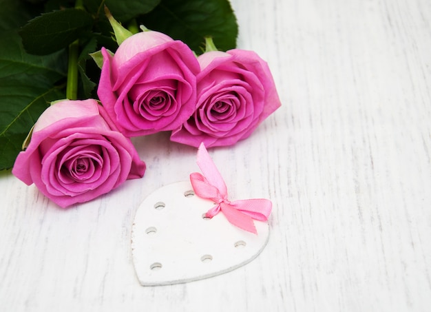Rosa Rosen mit weißer Herzmarke