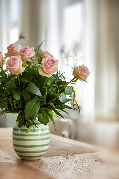 Rosa Rosen Schöne rote und rosa Rosen in einer Vase